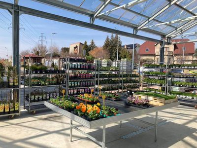 Vstupní část zahradního centra Řeporyje s výstavními rostlinami