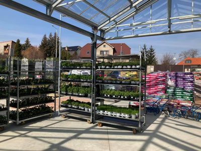 Ruční nářadí — lopaty, motyky, hrábě a nůžky na živý plot